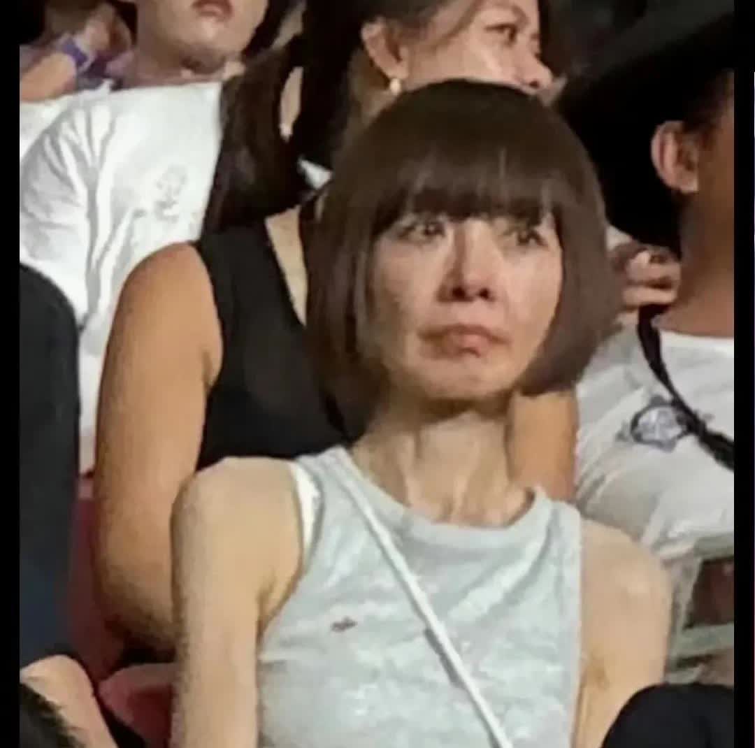 54岁鲁豫新加坡看演唱会，素颜穿无袖手臂有肉，胖了后气质变好了！