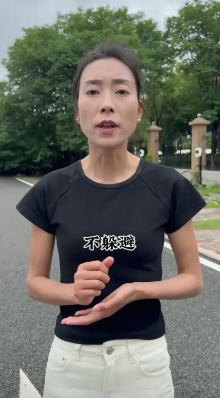 陕西省镇巴县唯一的一个大网红翻车了，可惜可惜！
我们经常看到一个女孩子穿梭于山林