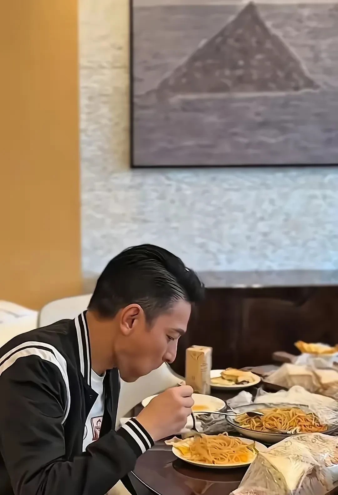 刘德华的自制力真的不一般，常人无法比拟。
都知道刘德华吃素多年，在饮食上对自己很