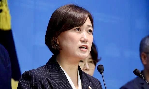 2日，韩国共同民主党对国民力量紧急对策委员长宋彦锡称“现在我们党内已无前总统尹锡