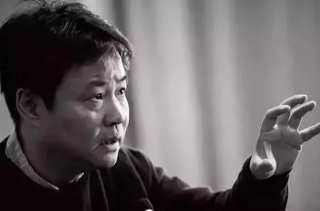 当年，张艺谋花25000元买下《活着》的拍摄版权。力邀葛优出演男一号，却被拒绝了