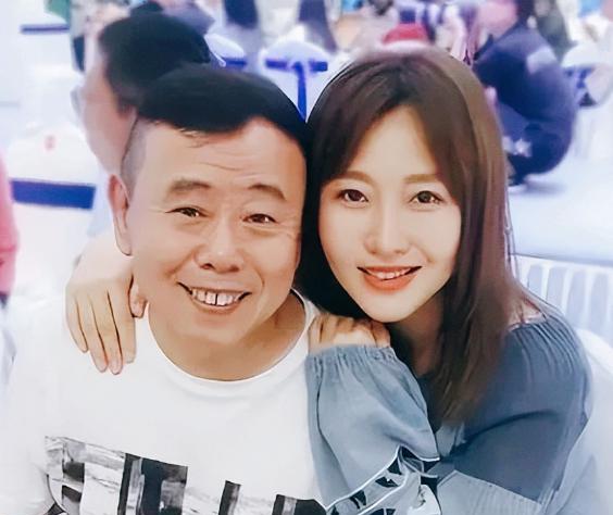2012年，身价10亿的石磊娶了潘长江的女儿潘阳，刚谈恋爱时，石磊就送了辆380