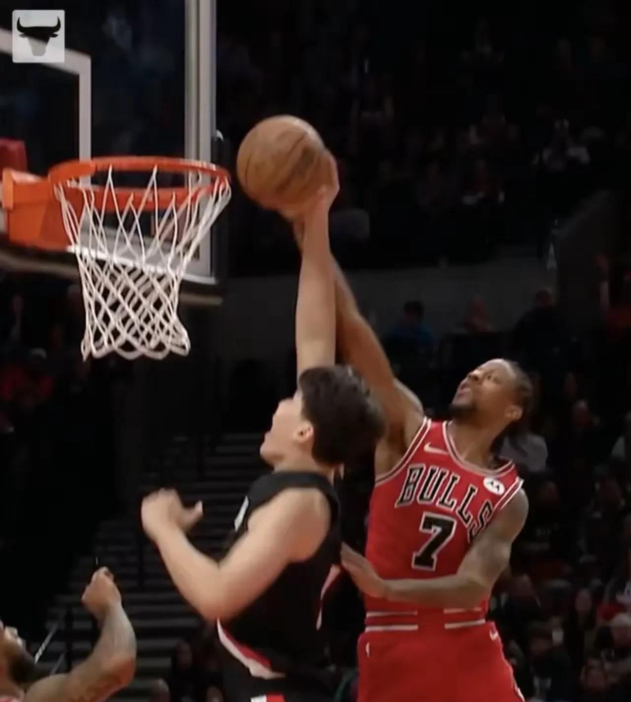 真不怪斯普利特抱怨，这球杨瀚森太软了！
刚刚结束开拓者对阵公牛的比赛，最后开拓者