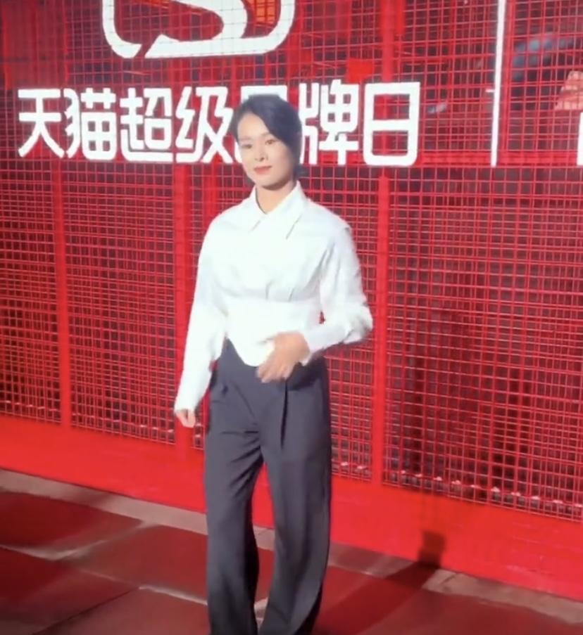 胡杏儿 参加线下活动的事儿还挺有意思。之前网友“一叮ing”晒出她为某品牌活动站