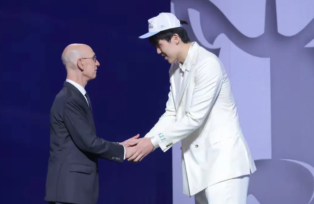 杨瀚森在NBA能达到甚至超过姚明的高度吗？

他们两人都是中锋位置，身高是226