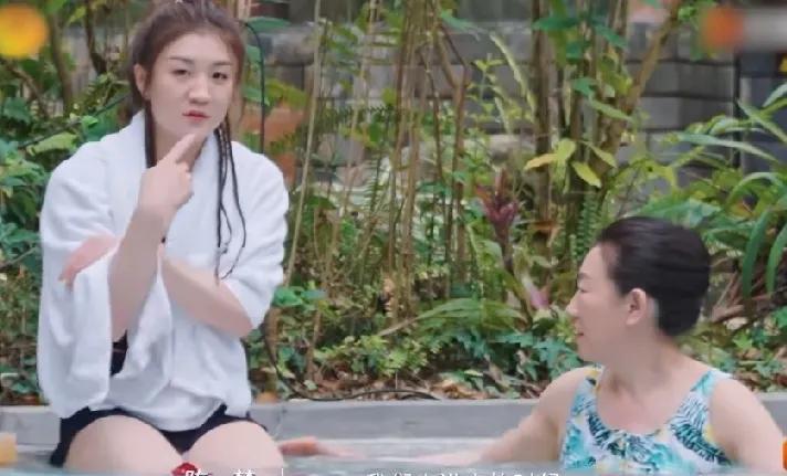 陈梦和黄圣依李嘉格程潇她们一起泡温泉的时候，陈梦说在后面看到黄圣依程潇她们身材特