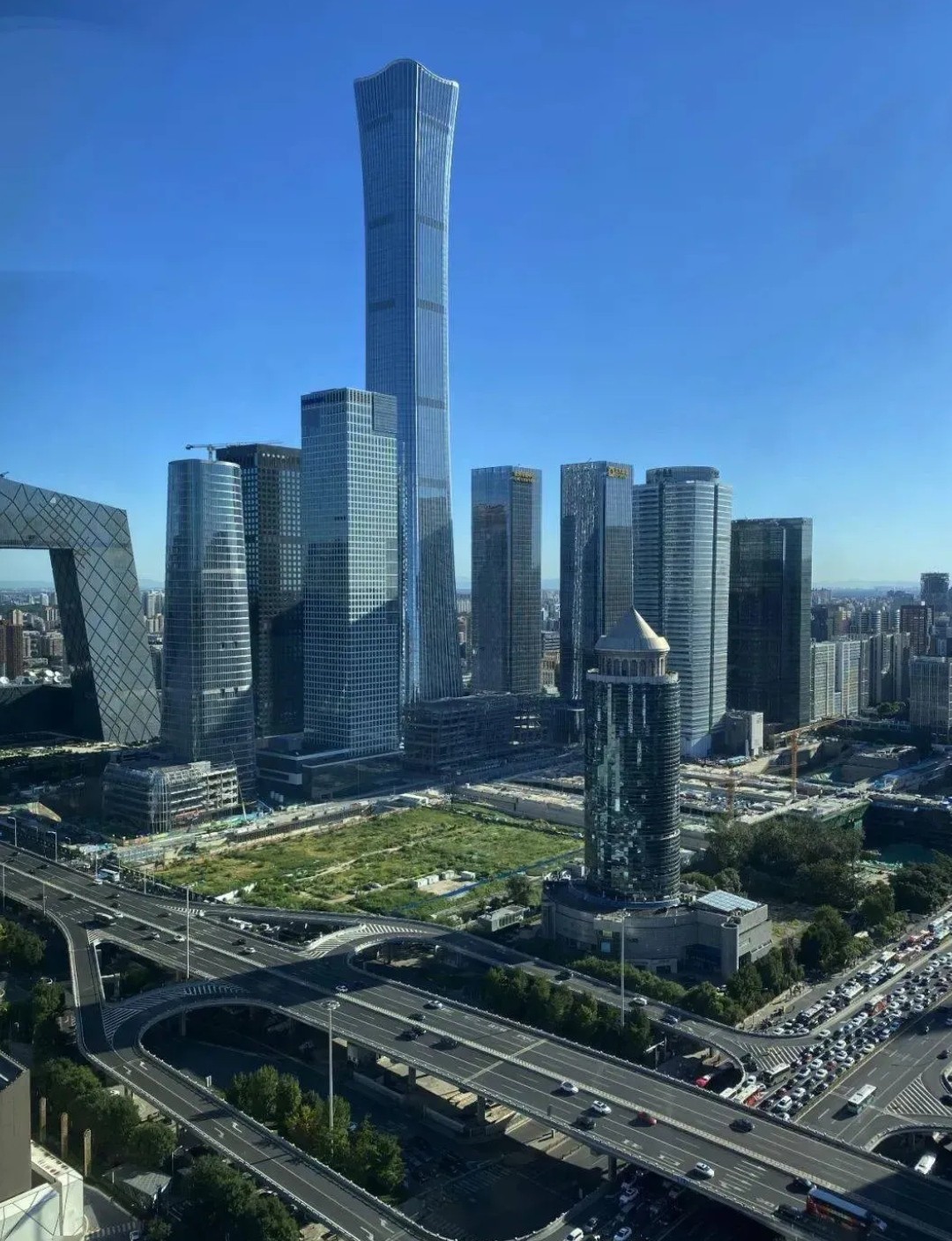 这两天因为工作原因去了一趟北京，坦白说，北京的城建着实惊到我了，尤其到了国贸，那