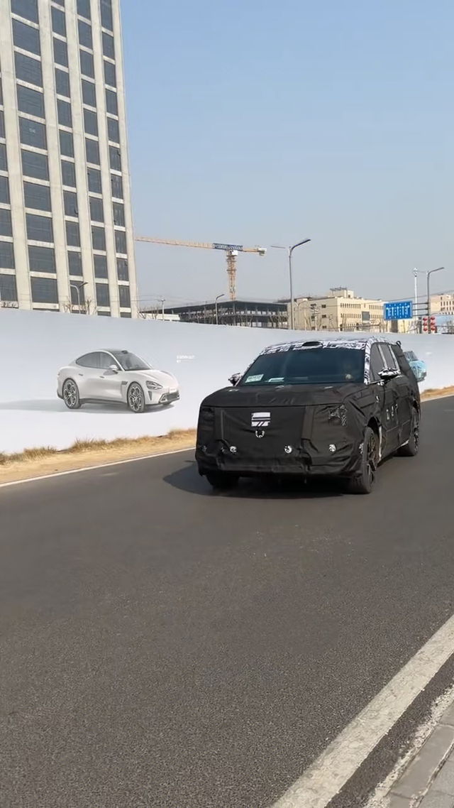 小米首款全尺寸SUV 来了，真的来了。
小米首款增程车YU9年底将会有消息，期待