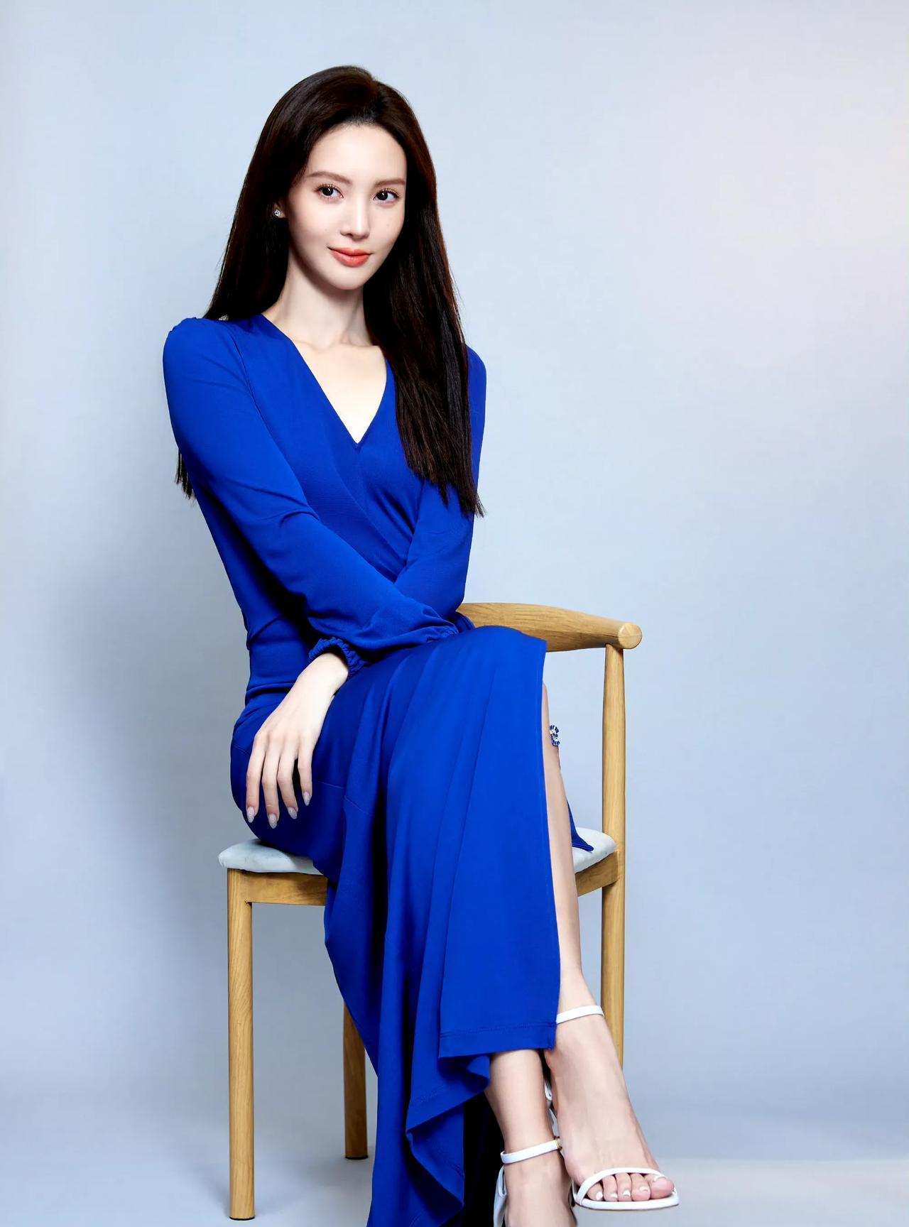 哪怕她比范冰冰美艳性感一万倍！也接受不了她涂白色指甲油，感觉看了就是很丑，很像劣