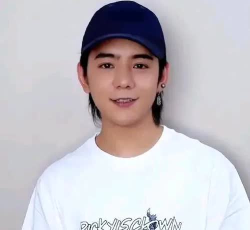 为什么李成儒一语成谶的点到丁真的问题

最近，丁真参加无限超越班的录制，刘涛