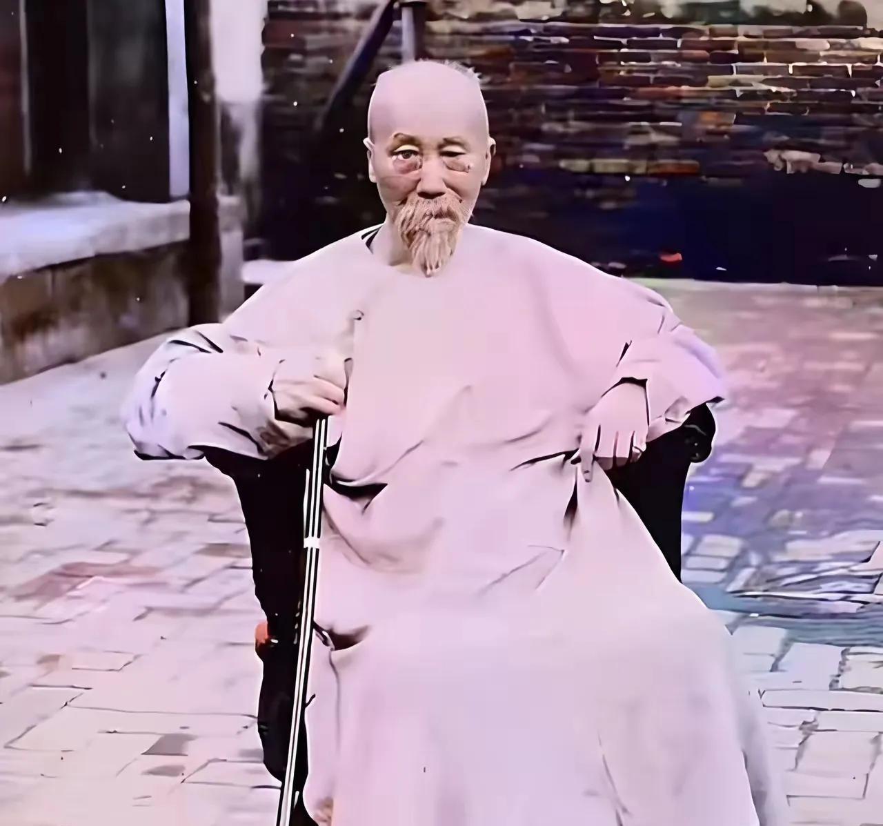 这张照片是1900年拍摄的，那时的李鸿章己77岁高龄，并且肝病缠身，己无法站立。