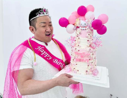 马东锡粉红公主生日照，反差感满满！