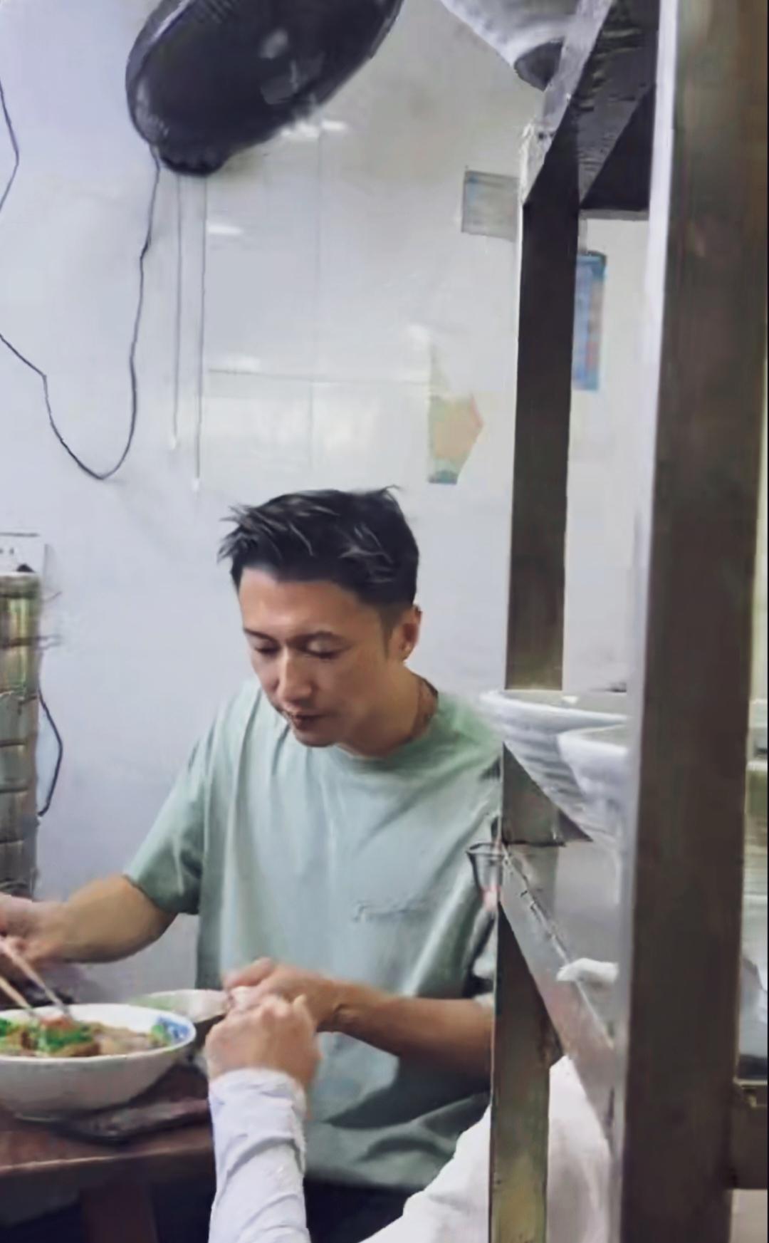 在重庆撞见谢霆锋吃面，这偶遇太有意思了。被粉丝宠爱，谢霆锋亲切互动，被粉丝热情围