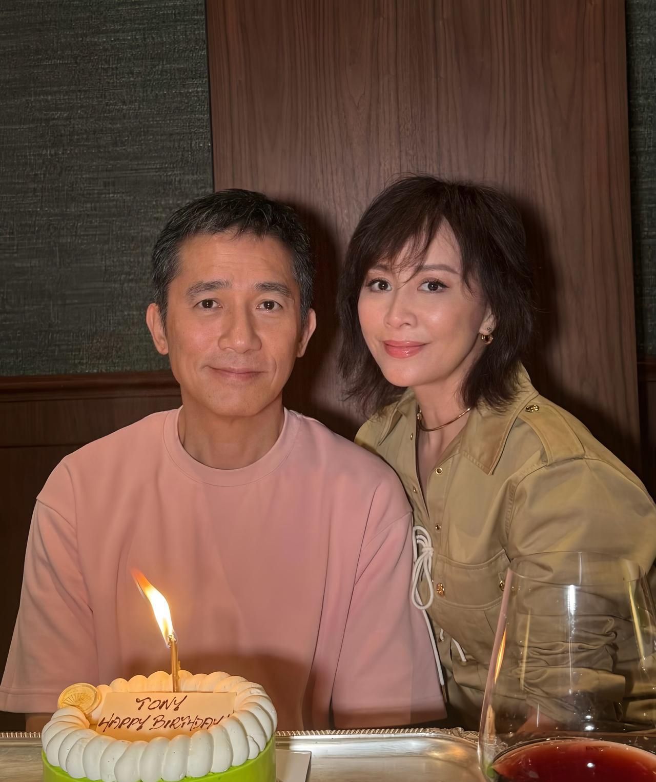6月27日，是梁朝伟的63岁生日，刘嘉玲晒出这张庆生合照，简单的一句：“生日快乐