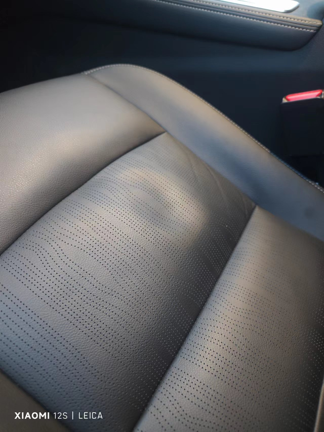 咨询一下座椅问题
各位网友请问一下新车半个月座椅有个坑，正常吗？4儿子店也说不清