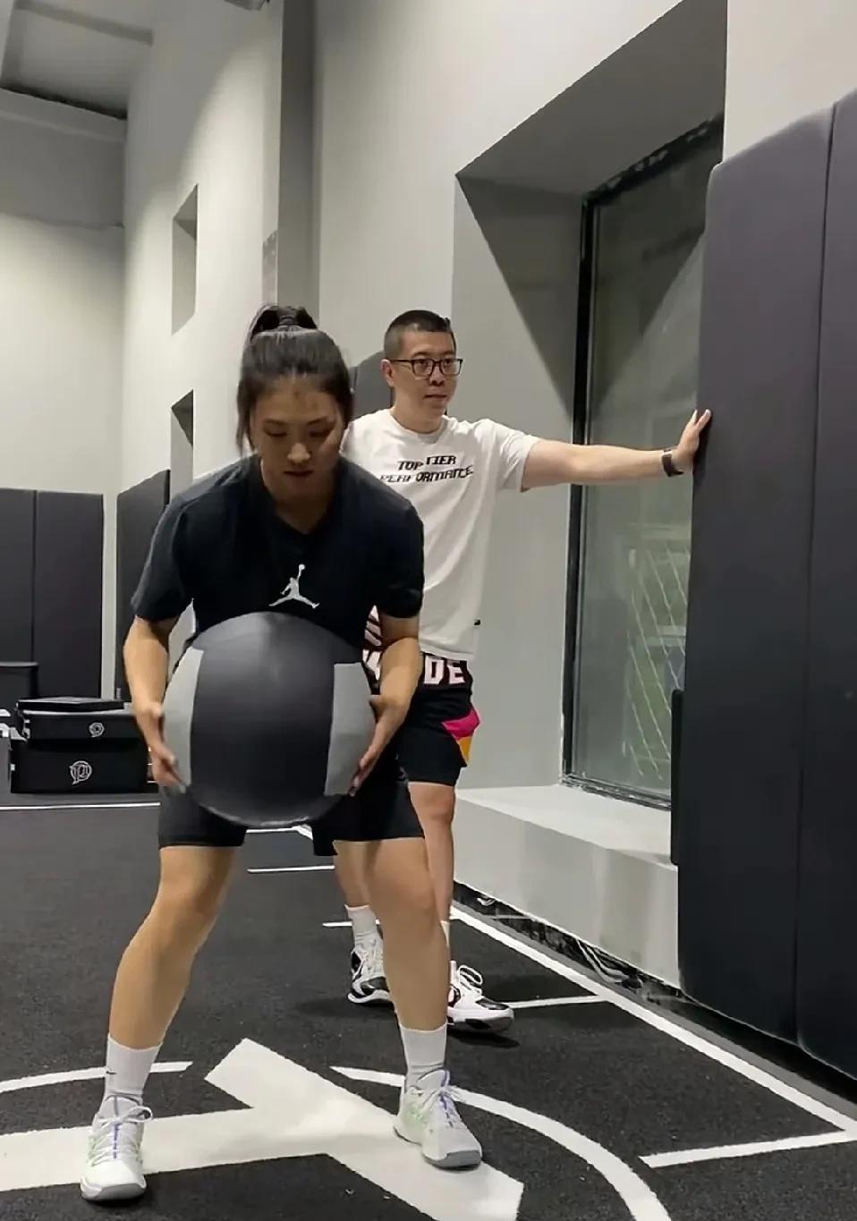 张敬一不够努力吗？那么努力的姑娘，宫指导你没看见吗？她单场投进16个三分球你没看