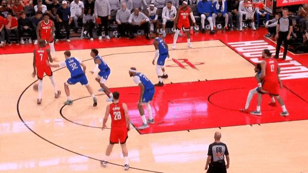 死神来了！杜兰特迎着防守连中两记三分，助火箭稳住分差