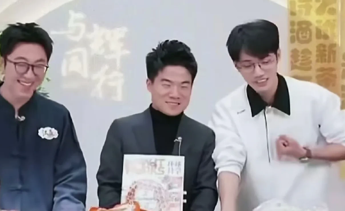 董宇辉被汉森严重伤害！
事发昨晚，董宇辉介绍一款产品，说咱们也可以买啊，嫌贵的话