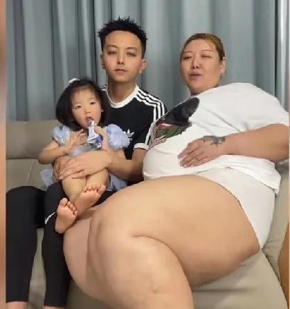 130斤重的小帅哥找了个400斤的大姐姐做老婆，两人生活幸福，羡煞旁人。
女的比