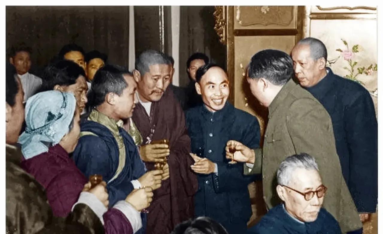 1953年1月1日，元旦团拜会。这是各民族代表向毛主席致意敬酒。