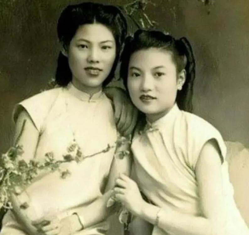 1936年，日本列车员粟野重吉正在火车上暴打一中国老人，只因为老人不小心撞到他，