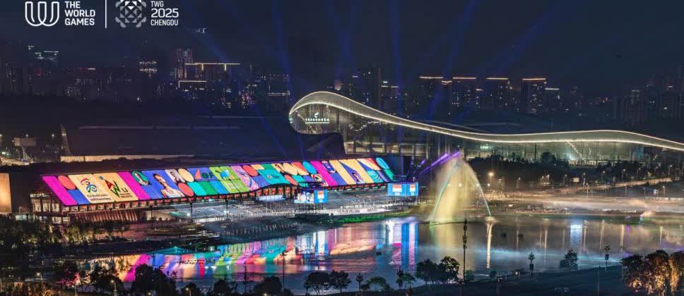 成都世运会开幕式全要素彩排举行
8月3日晚8点，晚霞浸染湖面，粼粼波光映照着亚