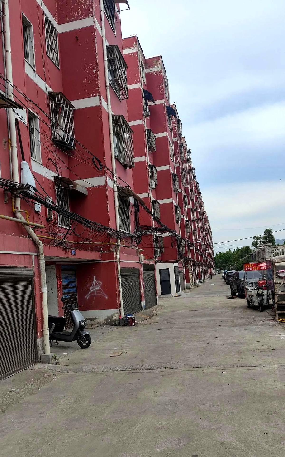 最近，我堂姐从武汉回河南驻马店，匆匆卖掉了一套拆迁赔的安置房。
这套60多平的两