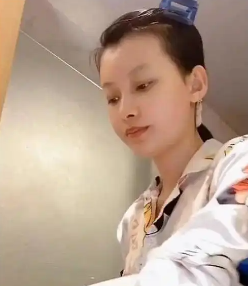 孙怡这个纯素颜真的一般般！浓重的黑眼圈、稀疏暗淡的眉毛，黑沉蜡黄的皮肤，女明星真