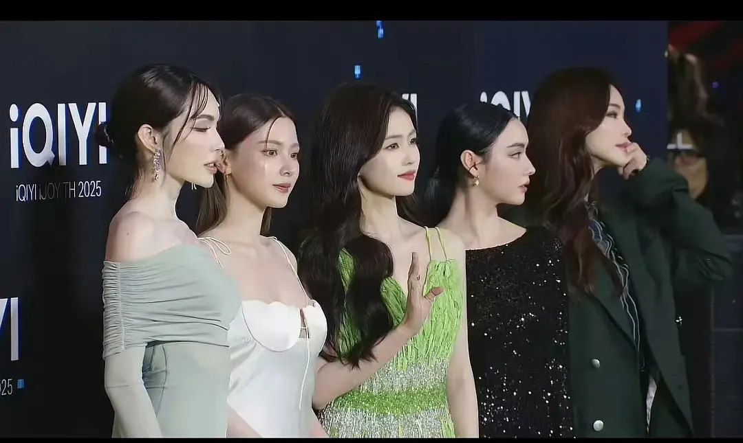 都说泰国的小水多美多美，
合照里还不是被白鹿比下去了！
白鹿的颜值，在内娱可能不