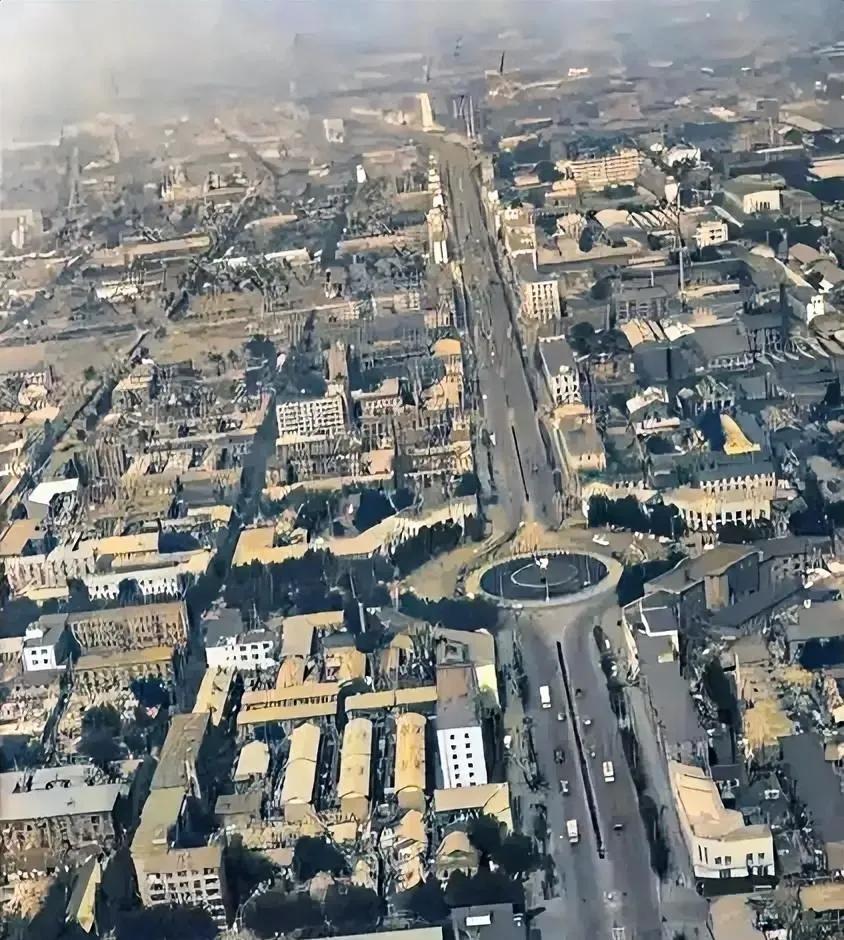 40年前（1985年）的沈阳市铁西区宽阔笔直的建设大路，道路两旁工厂和住宅区交相