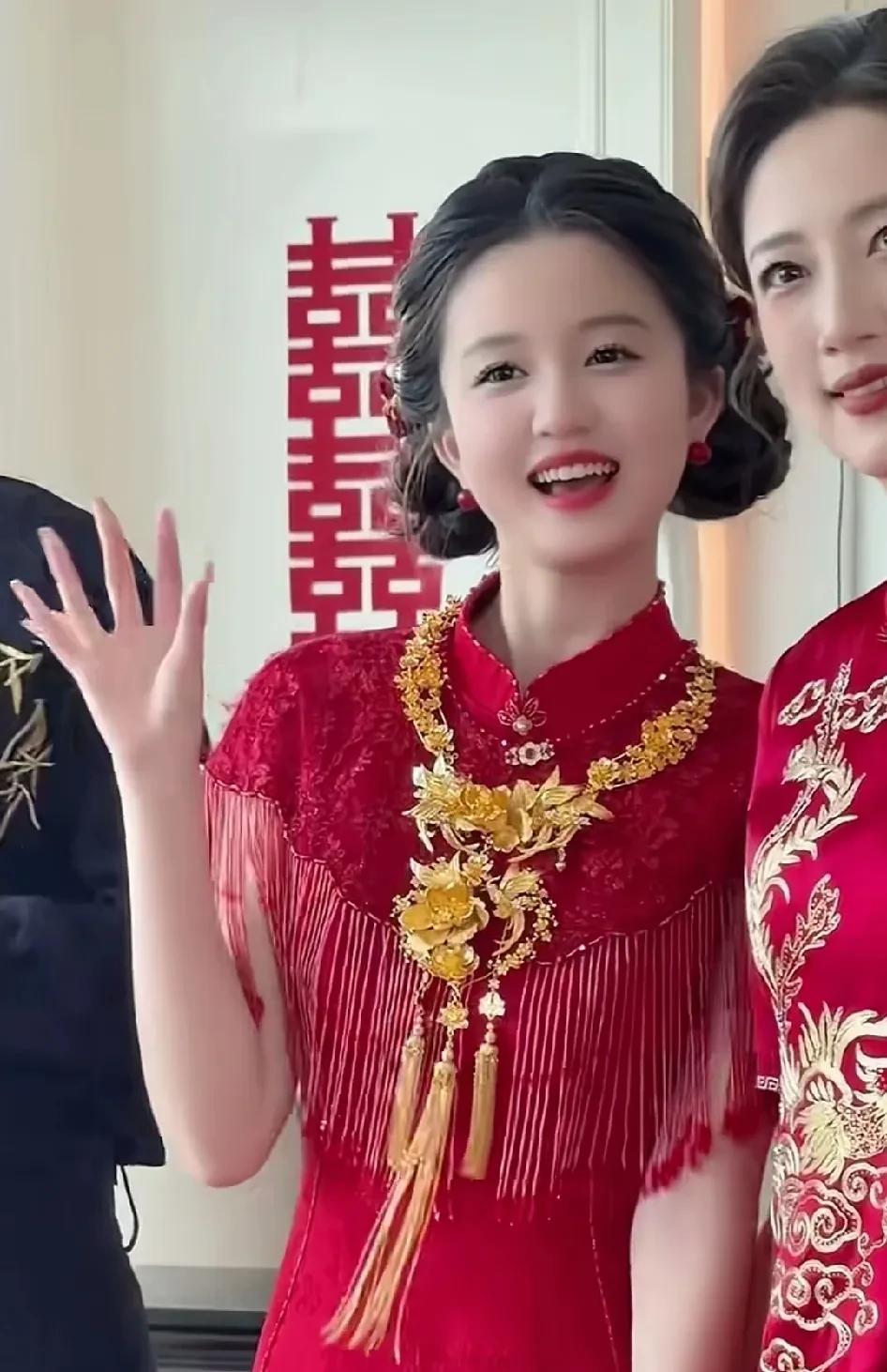 两斤重的金项链往脖子一戴，哪个新娘会不高兴呢？
说起来有点庸俗，幸福感或许还真离