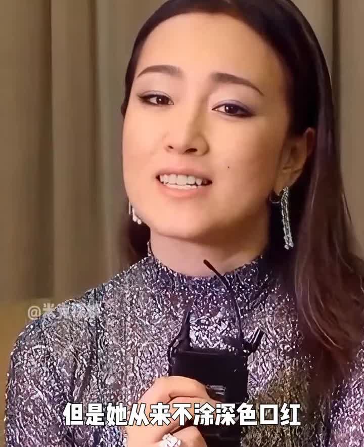 大揭秘。
不知大家发现了没有，明明罗晋的身体很健康，但他的嘴唇总是青紫的，背后