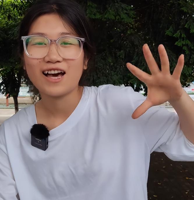 国家出手！公安部处罚“扁担女孩”账号，冒充者被拘10日，本人回应。冒充他人可不行