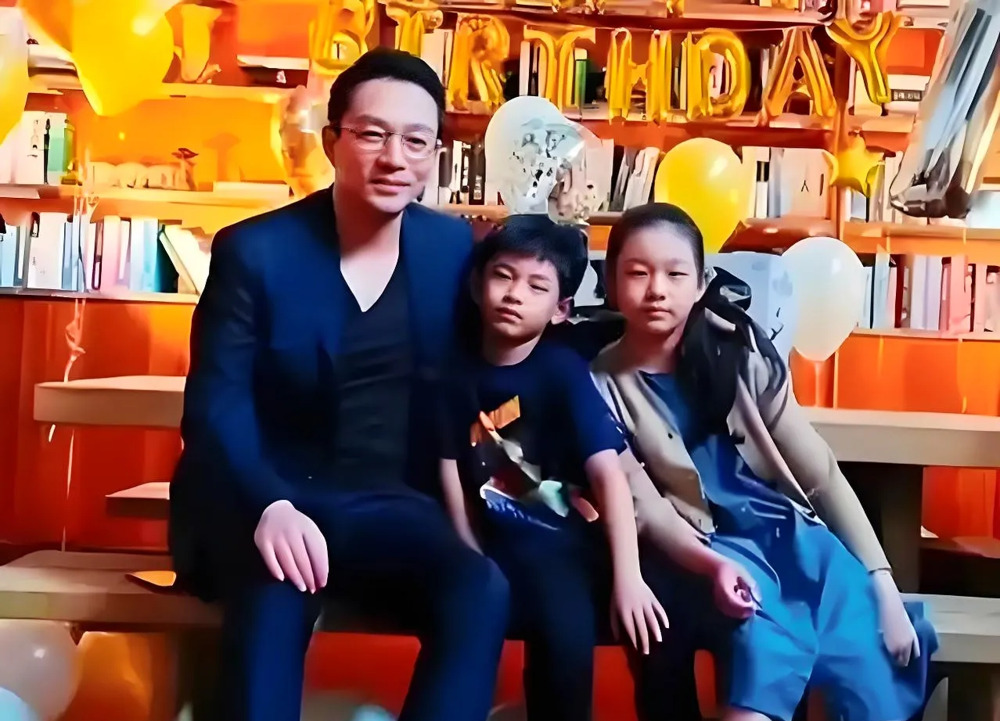 大S豪宅房贷无人管











大S一家这是怎么了？豪宅要被银行收走？