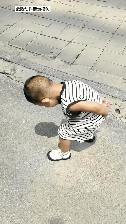 让你调皮，这下不学老人走路了吧！[捂脸]