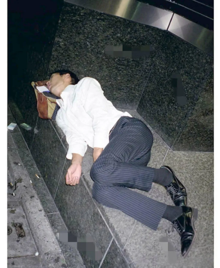 49岁李子哥倒垃圾忘带钥匙，被妻子从8楼骂到1楼后突发心梗离世。监控显示妻子骂了