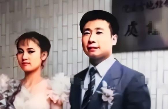 1983年，叛逃的空军王学成，于台湾举行婚礼，王学成在婚礼会场上，笑容灿烂，而夫