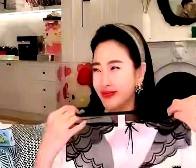张雨绮5小时卖出500万条内裤，骂声却盖过成交额。
数据更冷峻——女性主播带货内