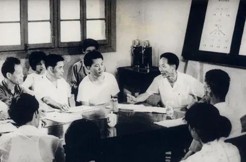 袁隆平在海南岛育种基地为主要课题组成员讲课。 #历史#