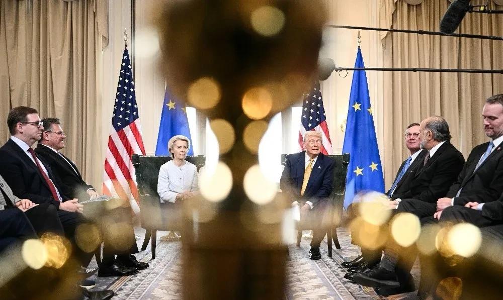 冯德莱恩臣服特朗普。特朗普和冯德莱恩在苏格兰举行经贸会谈，欧盟商品将被征收15%