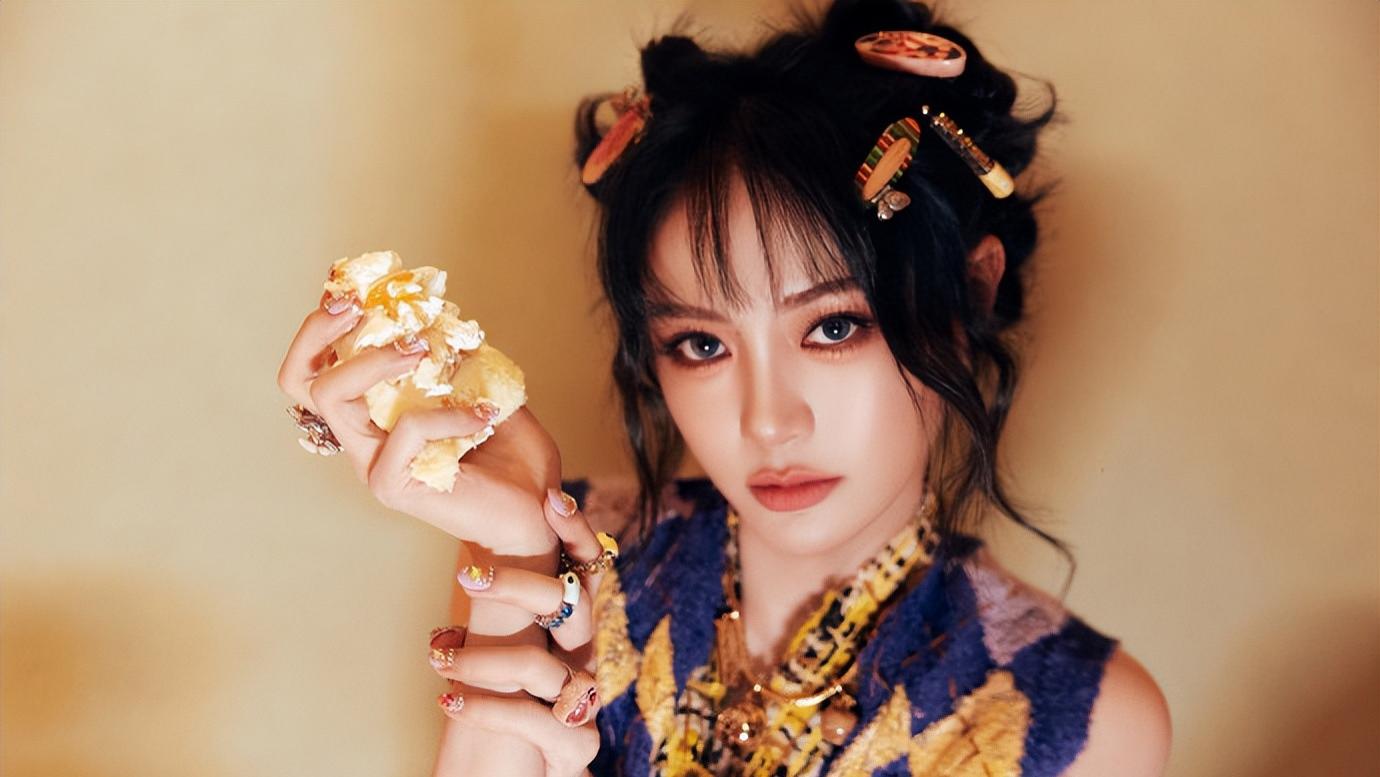 谢可寅发照庆祝29岁生日，俏皮卖萌吃蛋糕，每个造型都太可爱！