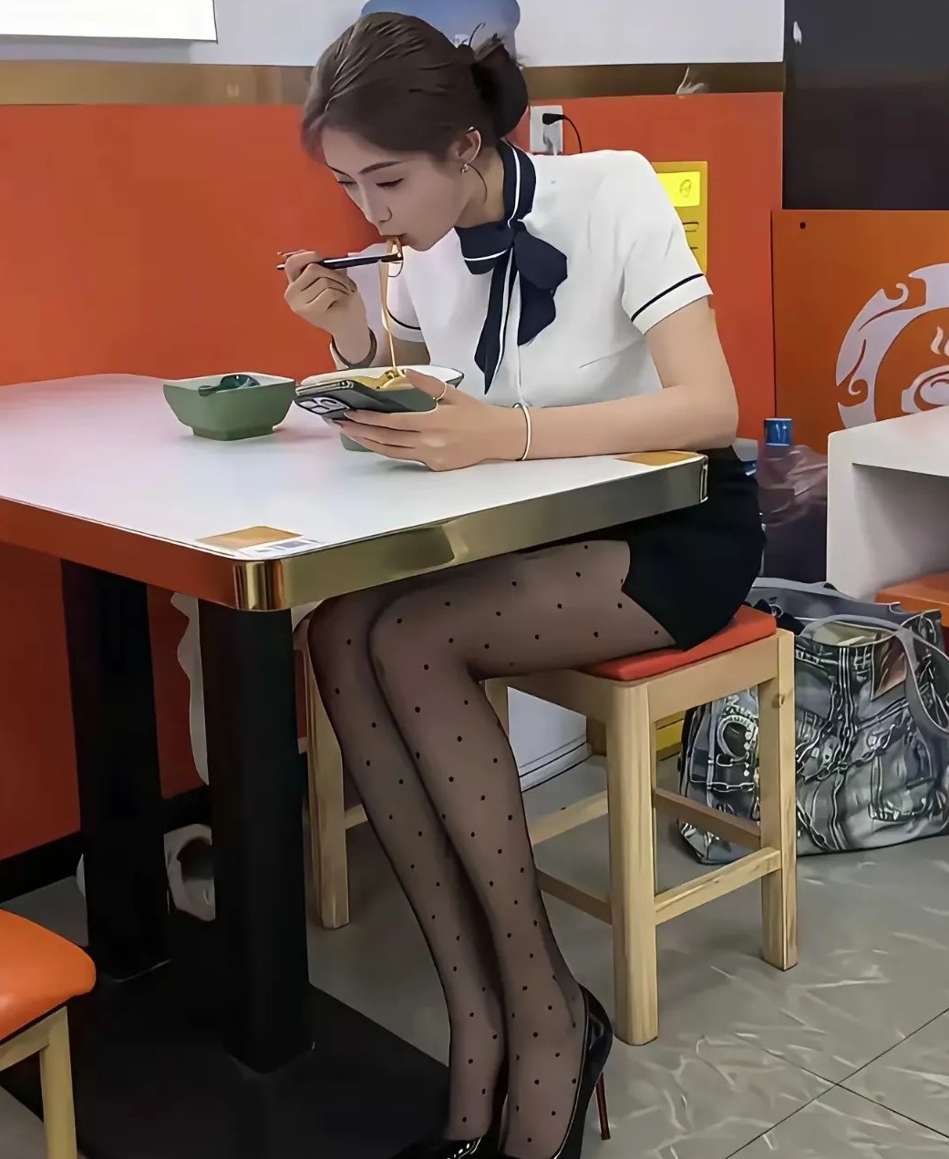 真是想不到，空姐也到小店里来吃面！