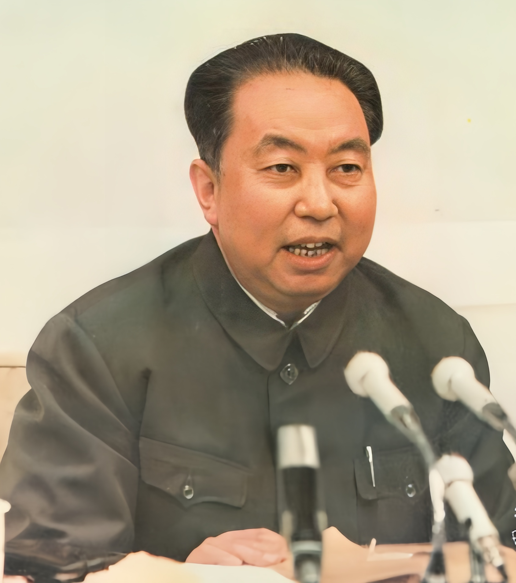 1977年，全国工业学大庆工作会议在大庆油田召开，华国锋同志亲自主持了会议。回到