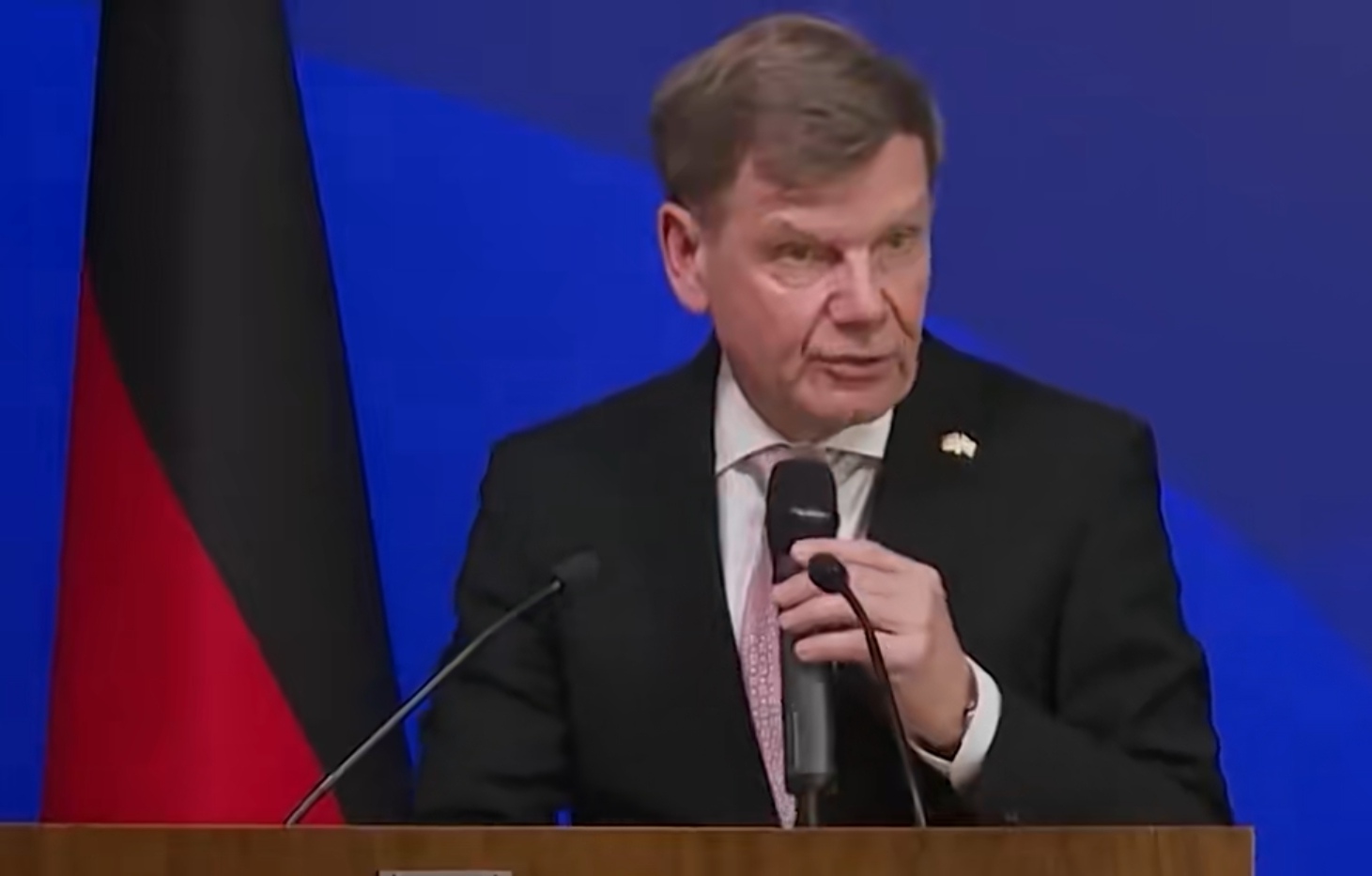 这老兄是少有的把无知玩成啪啪打脸的欧洲政客！
因为稀土短缺，加上德国汽车行业因为