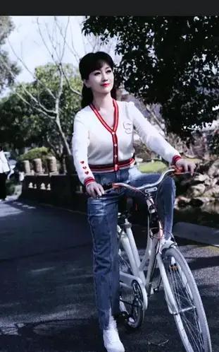 人美身才好，棒极了，难得的美人，将近70岁的人了，真是罕见