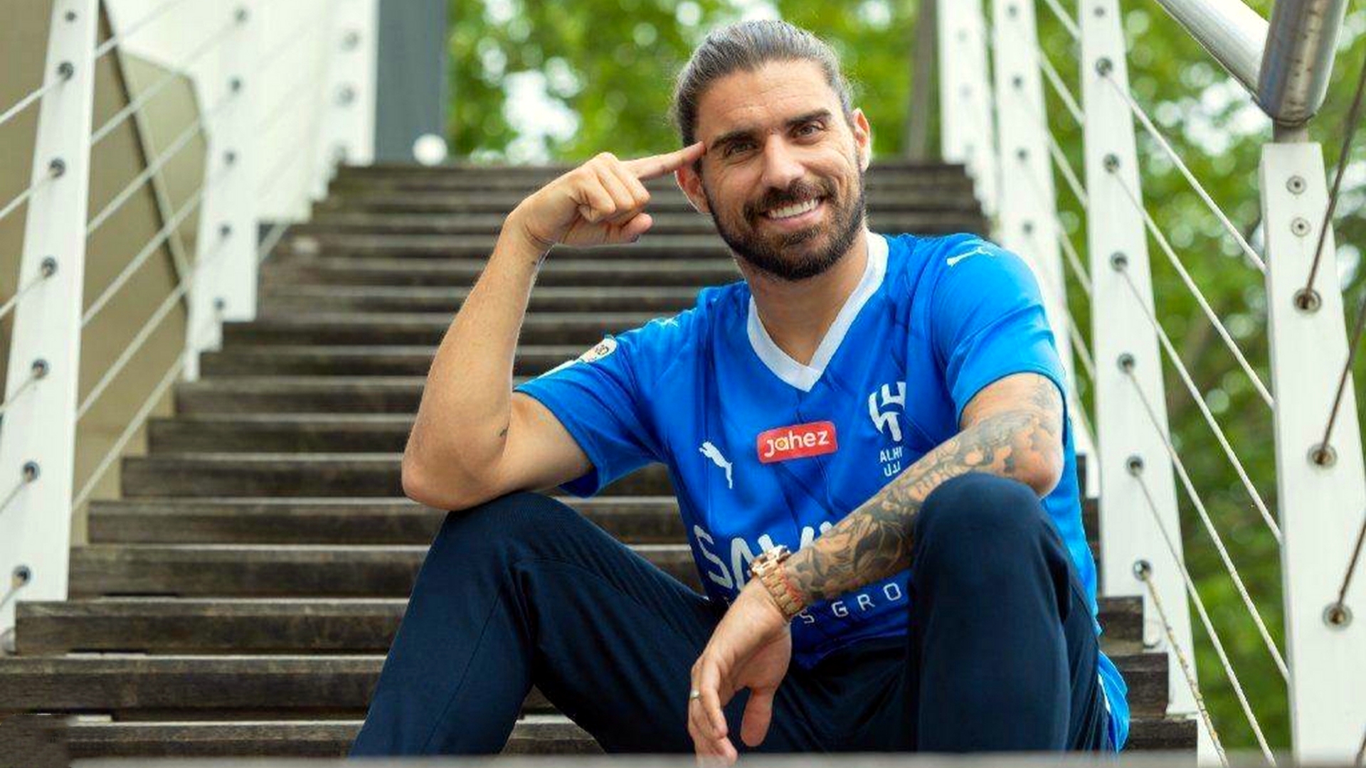 有一些英超俱乐部希望签下葡萄牙中场内维斯，并为他提供三年合同。
同样曾在新月和狼