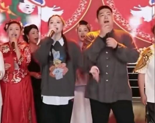 男人要想改命，首先要搞好事业，其次要娶对老婆。
赵本山一生就做对了这两件事——