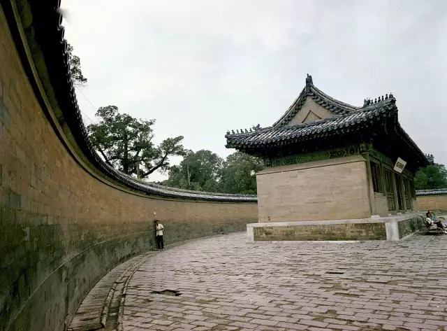 1959年，北京天坛，天坛回音壁前的游客少得可怜。