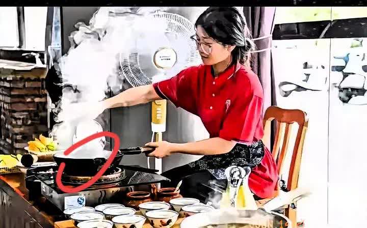 家人们谁懂！高考刚结束的桂林“扁担女孩”，打暑假工直接带火餐厅！

扁担女孩