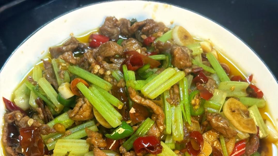 闭眼都会做的泡椒牛肉，酸辣嫩滑到让全家人抢盘子！